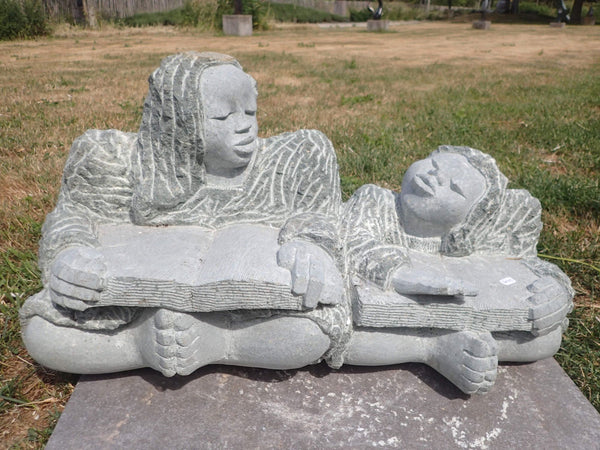 2 meisjes met boeken, beeld in steen