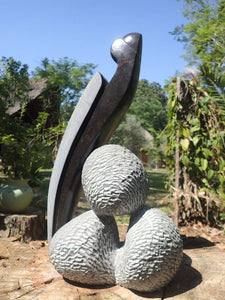 abstracte vogel beeldhouwwerk steen