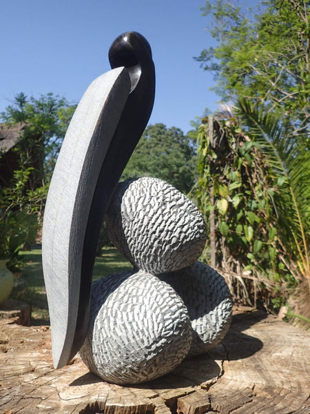 beeldhouwwerk vogel eieren, uniek beeld in steen, Wereldbeeld Hamme