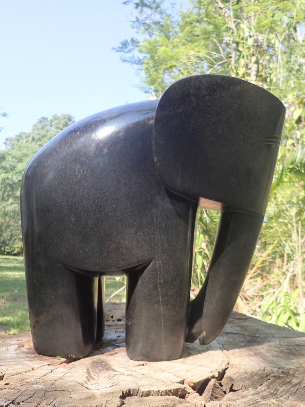 massieve olifant beeldhouwwerk sculptuur tuinbeeld