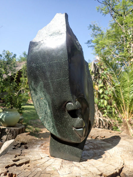Afrikaans masker in natuursteen