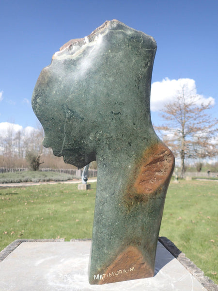 achterkant beeldhouwwerk in steen, moderne kunstbeelden bij wereldbeeld hamme