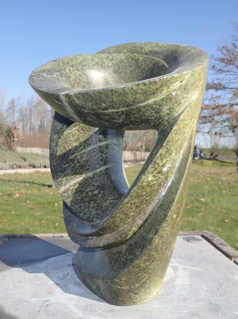 tuinbbeeld in luipaardrots, harde natuursteen, abstract beeldhouwwerk