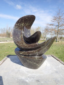 abstracte moderne strakke beeldhouwwerken in steen, tuinbeeld, wereldbeeld hamme