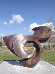 modern beeldhouwwerk in steen
