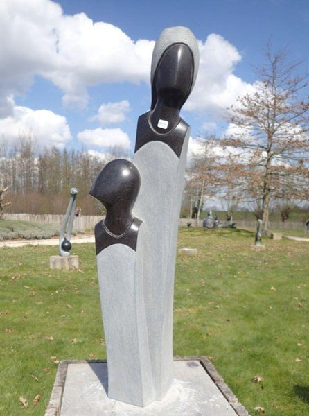 moeder en kind beeld, hardsteen, natuursteen, tuinbeeld, beeldentuin hamme driegoten