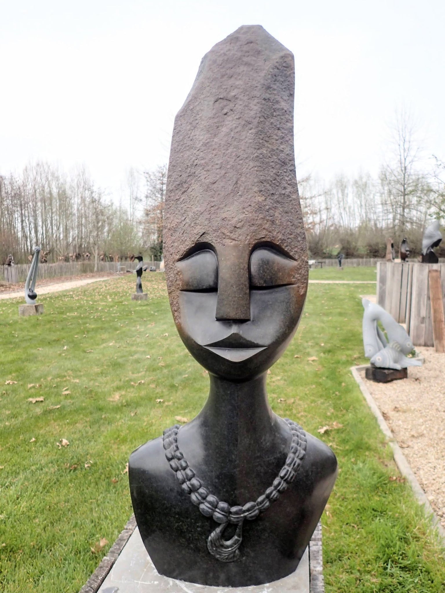 stenen hoofd tuinbeeld