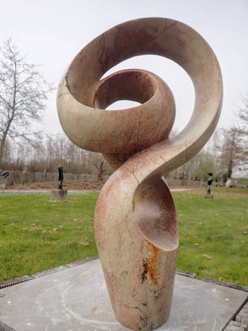modern beeldhouwwerk steen