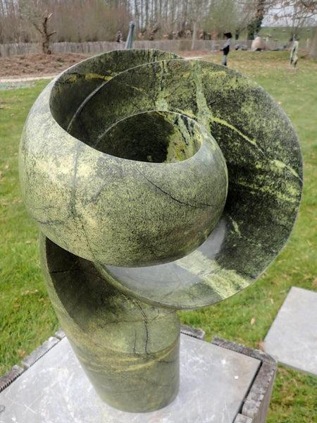 beeldhouwwerk modern abstract steen