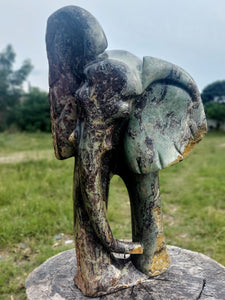 olifant beeld in steen