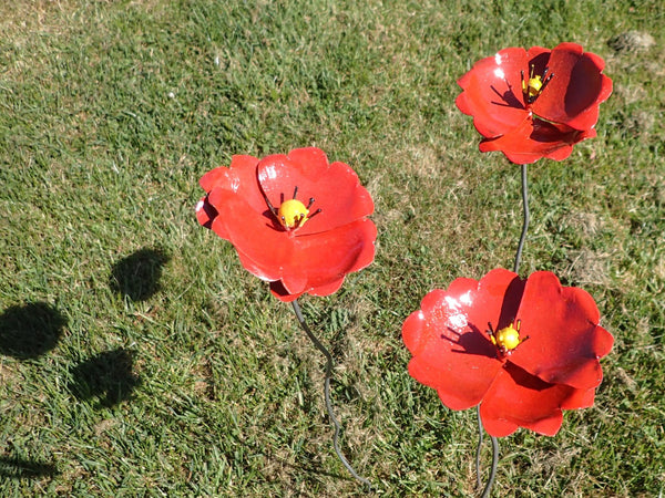 set van 3 rode bloemen in metaal, recyclage kunst