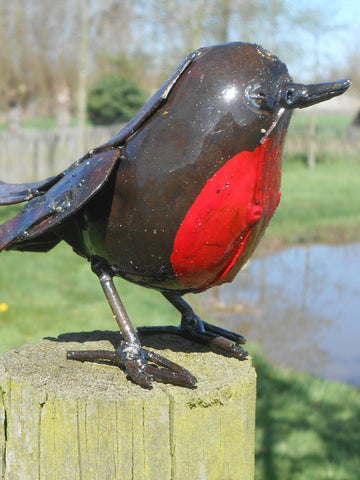 Roodborstje metalen vogel