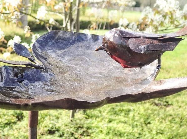 Vogelbadje of voederbakje : roodborstje op een blad, in metaal